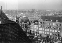 848396 Gezicht op de Neude vanaf de Neudeflat (Vinkenburgstraat 26) te Utrecht, met links het dak van het Hoofdpostkantoor.
